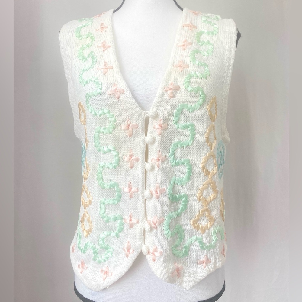 1980s Clarine Cottage/Grannycore White Sweater Vest Pastel Ribbon Embroidery Med